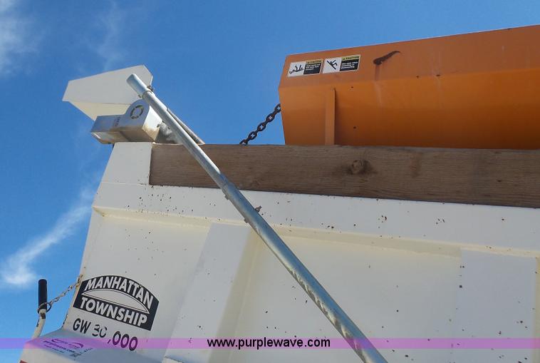 image for item L4753 1995 Ford F800 Super Duty dump truck