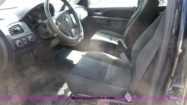 image for item L4787 2010 Chevrolet Suburban 2500 LS SUV