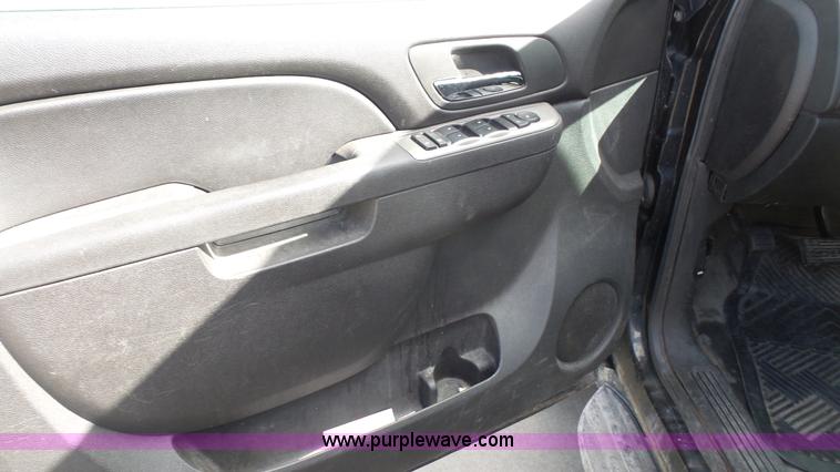 image for item L4787 2010 Chevrolet Suburban 2500 LS SUV