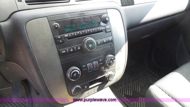 image for item L4787 2010 Chevrolet Suburban 2500 LS SUV