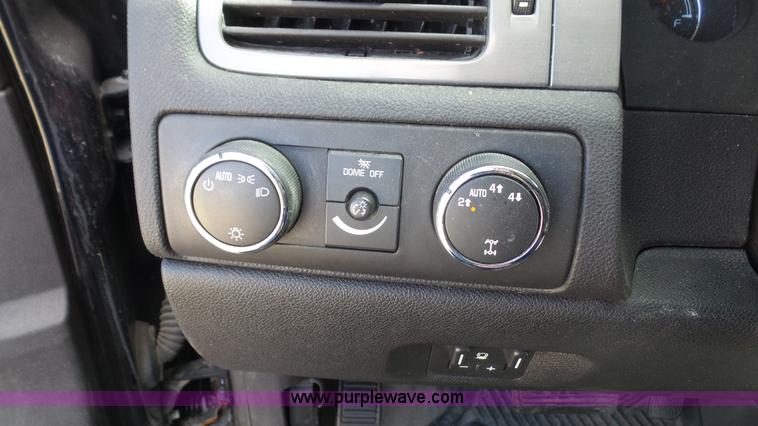 image for item L4787 2010 Chevrolet Suburban 2500 LS SUV