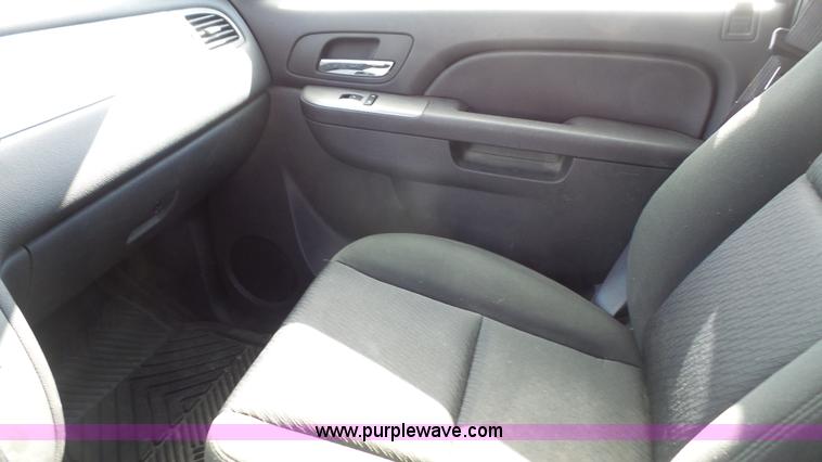 image for item L4787 2010 Chevrolet Suburban 2500 LS SUV