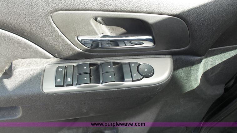image for item L4787 2010 Chevrolet Suburban 2500 LS SUV