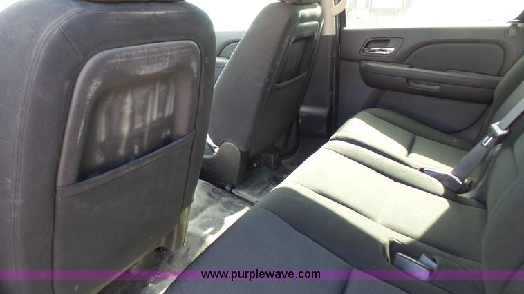 image for item L4787 2010 Chevrolet Suburban 2500 LS SUV