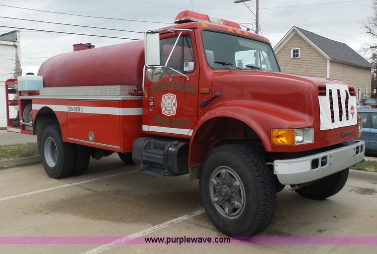 image for item L7307 1990 International 4800 fire tender truck