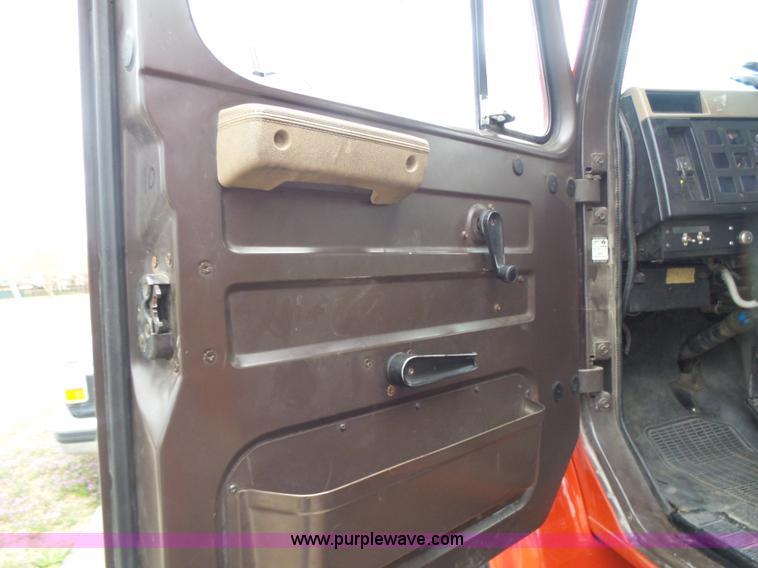 image for item L7307 1990 International 4800 fire tender truck