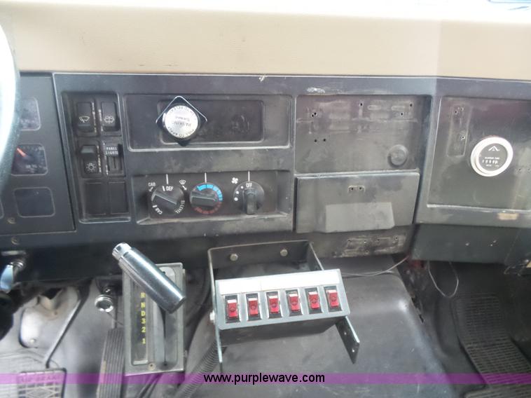 image for item L7307 1990 International 4800 fire tender truck