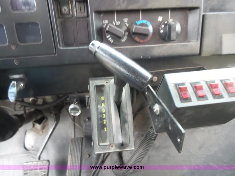 image for item L7307 1990 International 4800 fire tender truck