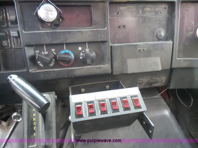 image for item L7307 1990 International 4800 fire tender truck