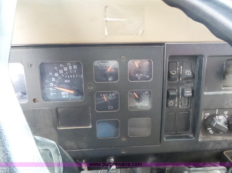 image for item L7307 1990 International 4800 fire tender truck