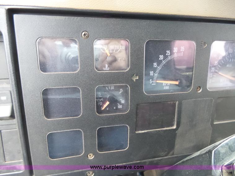 image for item L7307 1990 International 4800 fire tender truck