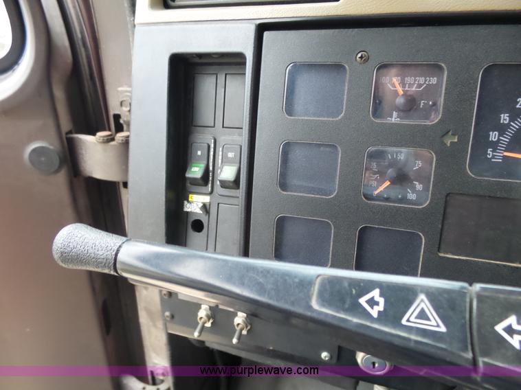 image for item L7307 1990 International 4800 fire tender truck