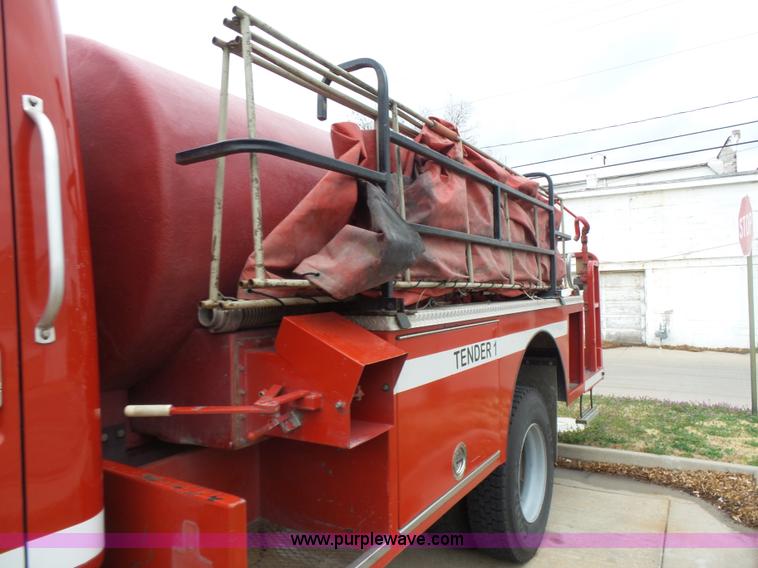 image for item L7307 1990 International 4800 fire tender truck