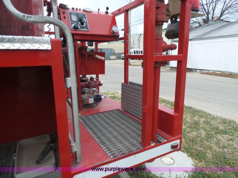 image for item L7307 1990 International 4800 fire tender truck