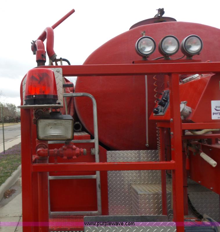 image for item L7307 1990 International 4800 fire tender truck