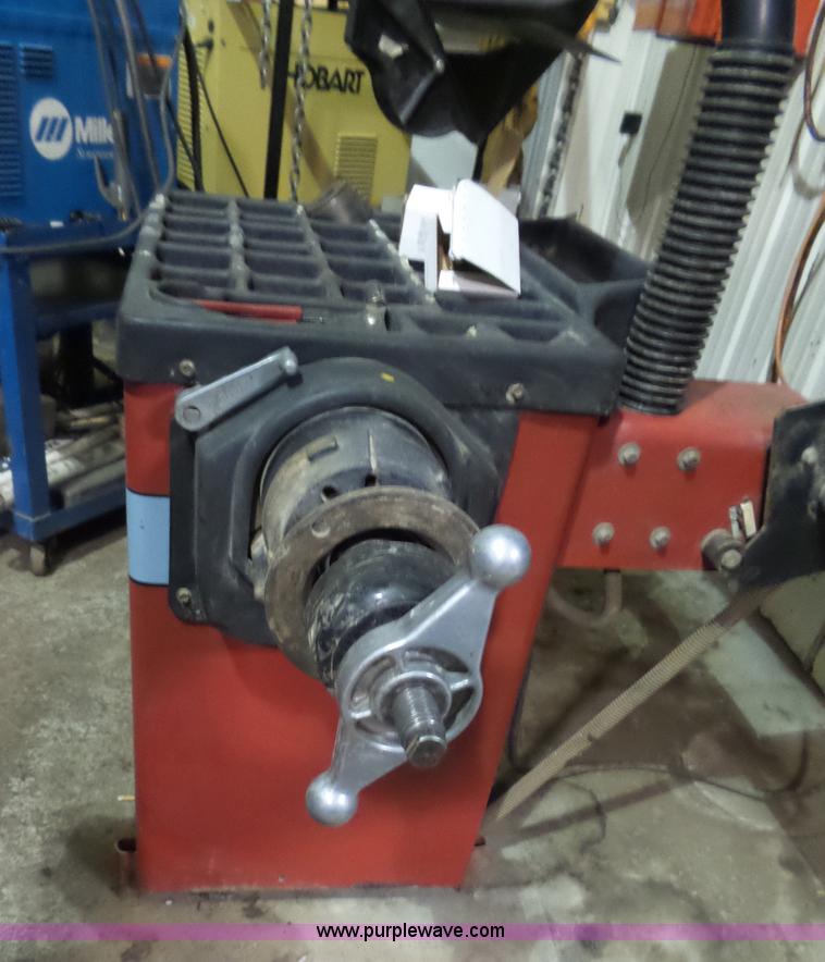 Coats tire balancer machine in Salina, KS Item CD9794 sold Purple Wave