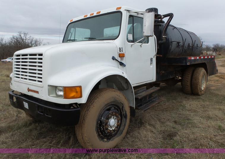 image for item F6571 1990 International 4700 vacuum truck