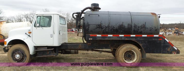 image for item F6571 1990 International 4700 vacuum truck