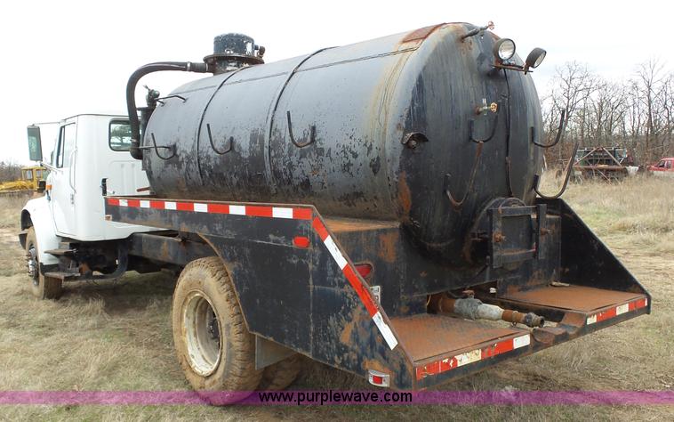 image for item F6571 1990 International 4700 vacuum truck