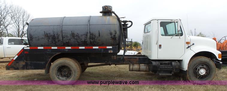 image for item F6571 1990 International 4700 vacuum truck