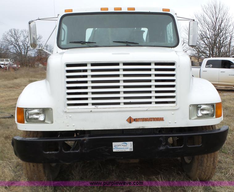 image for item F6571 1990 International 4700 vacuum truck