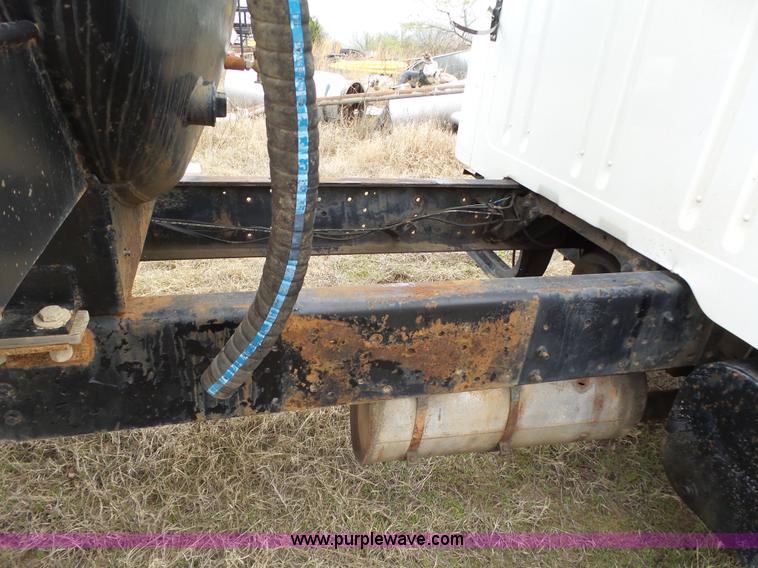 image for item F6571 1990 International 4700 vacuum truck