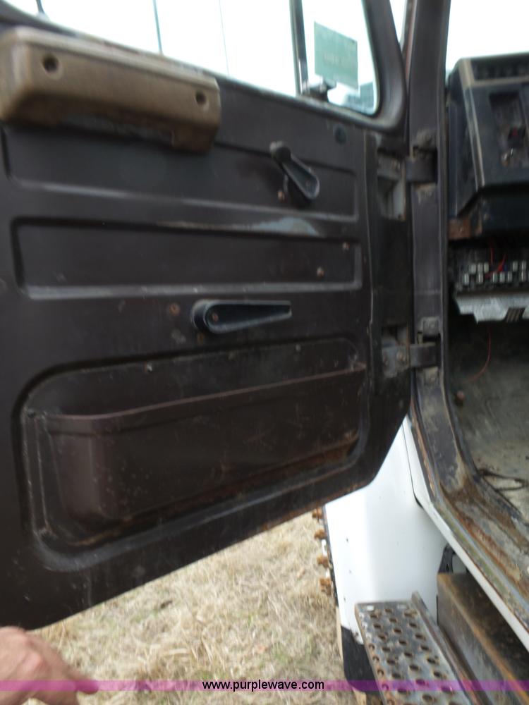 image for item F6571 1990 International 4700 vacuum truck