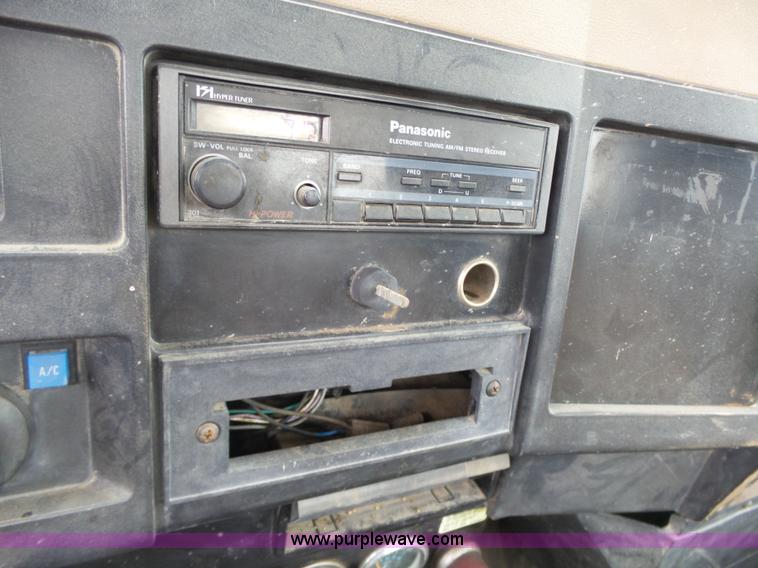 image for item F6571 1990 International 4700 vacuum truck