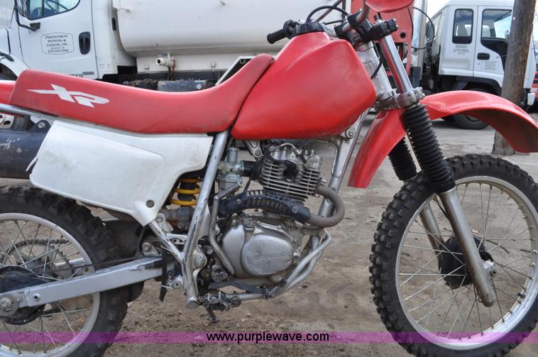 image for item G7317 2001 Honda XR200R motorcycle