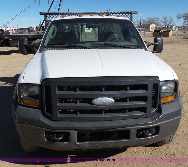 image for item J6759 2007 Ford F450 Super Duty flatbed truck