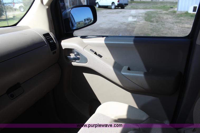 image for item J7546 2012 Nissan Frontier Crew Cab pickup truck