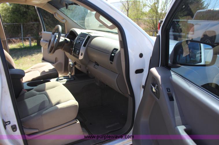 image for item J7546 2012 Nissan Frontier Crew Cab pickup truck