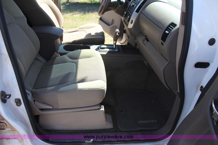 image for item J7546 2012 Nissan Frontier Crew Cab pickup truck