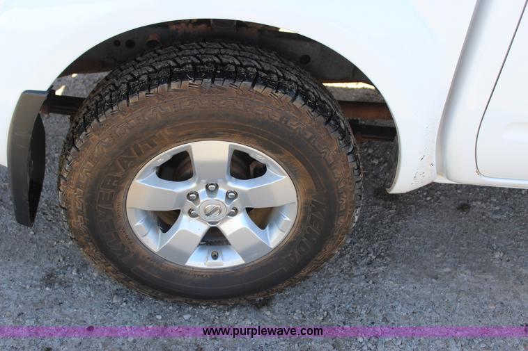 image for item J7546 2012 Nissan Frontier Crew Cab pickup truck