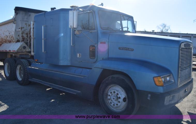 image for item K4286 1990 Freightliner FLD semi truck