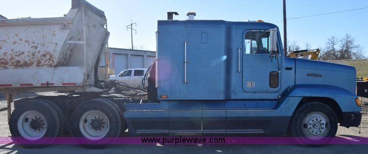 image for item K4286 1990 Freightliner FLD semi truck