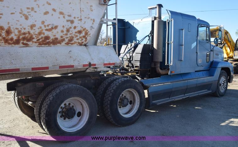 image for item K4286 1990 Freightliner FLD semi truck