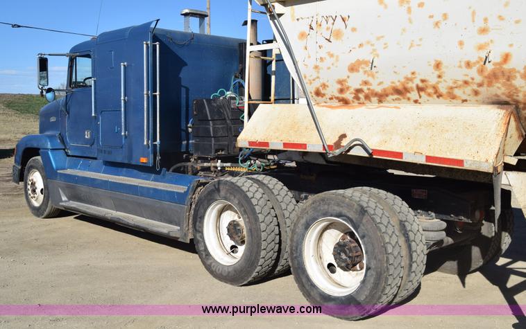 image for item K4286 1990 Freightliner FLD semi truck