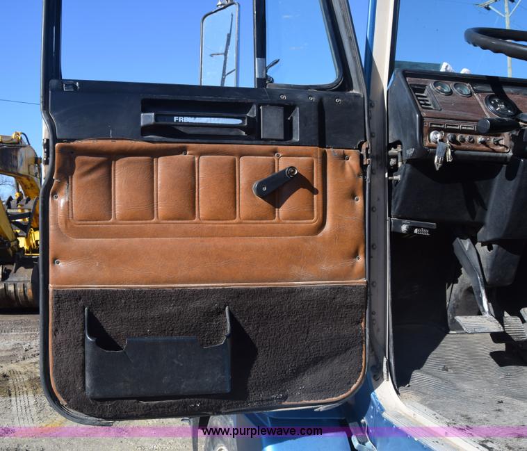 image for item K4286 1990 Freightliner FLD semi truck