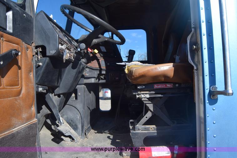 image for item K4286 1990 Freightliner FLD semi truck