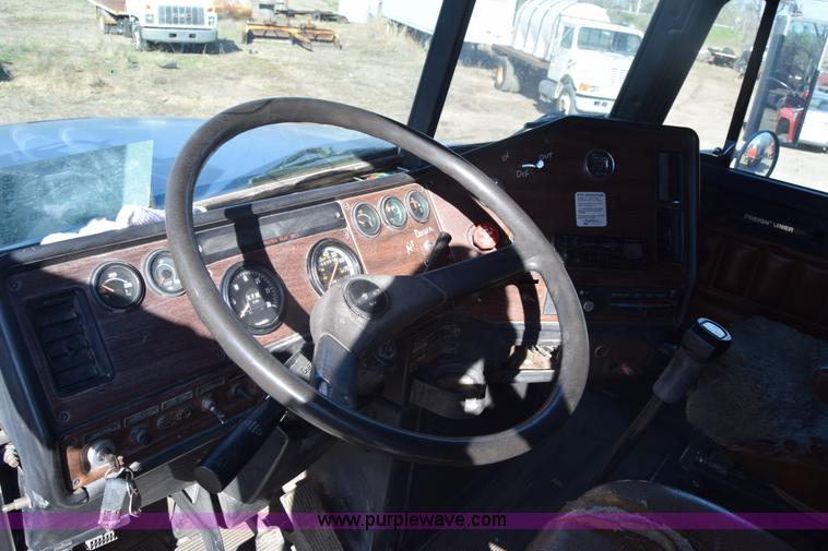 image for item K4286 1990 Freightliner FLD semi truck