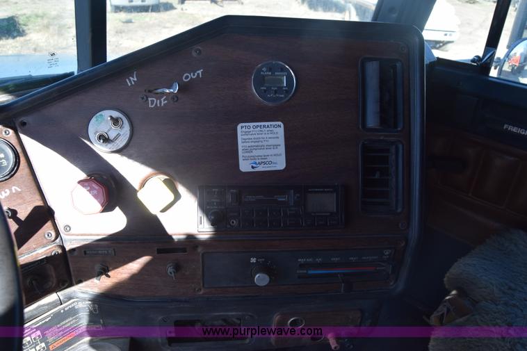 image for item K4286 1990 Freightliner FLD semi truck
