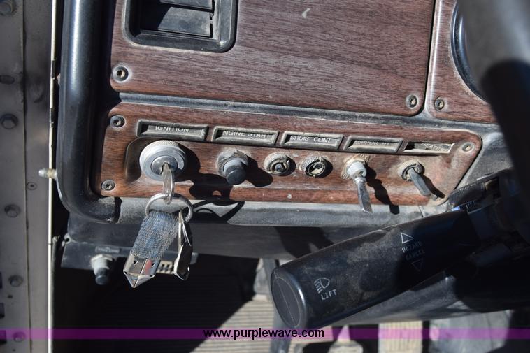 image for item K4286 1990 Freightliner FLD semi truck