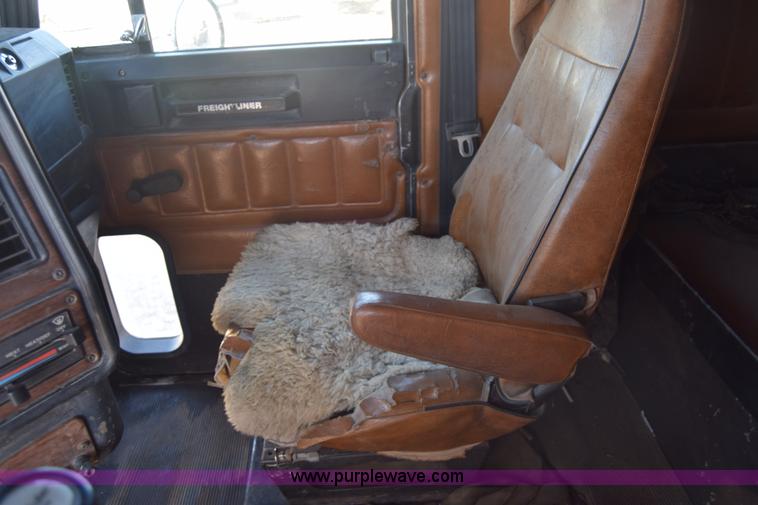 image for item K4286 1990 Freightliner FLD semi truck