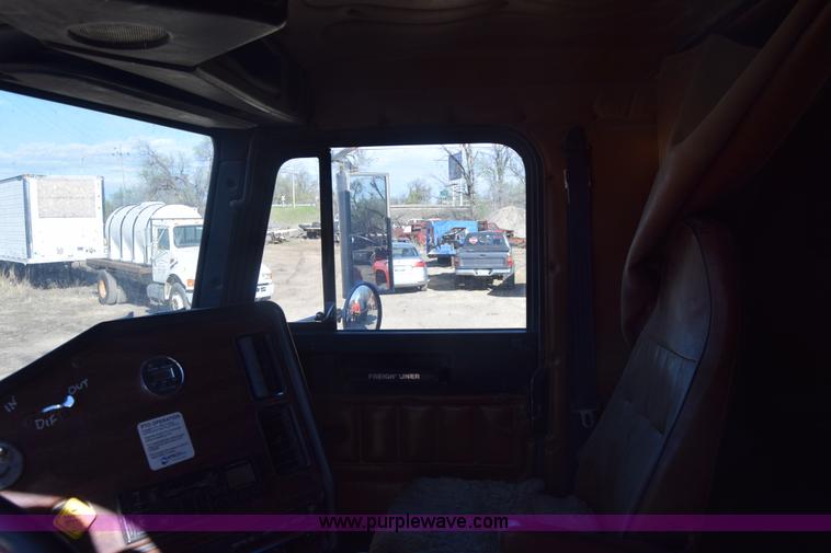 image for item K4286 1990 Freightliner FLD semi truck