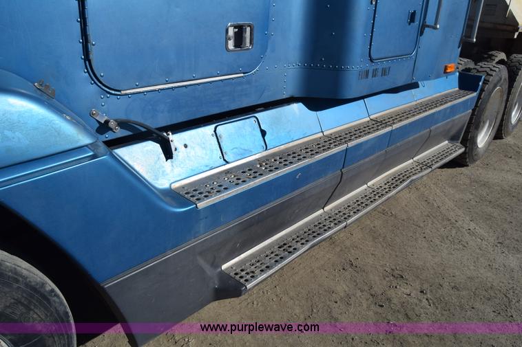 image for item K4286 1990 Freightliner FLD semi truck