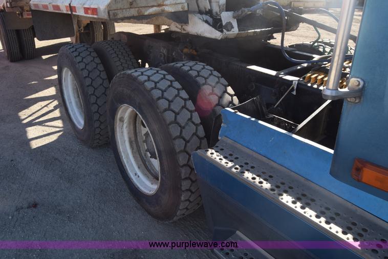 image for item K4286 1990 Freightliner FLD semi truck