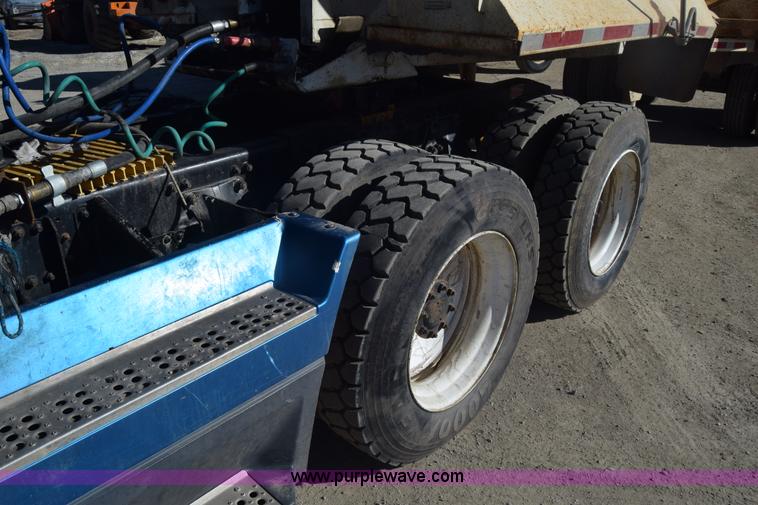 image for item K4286 1990 Freightliner FLD semi truck