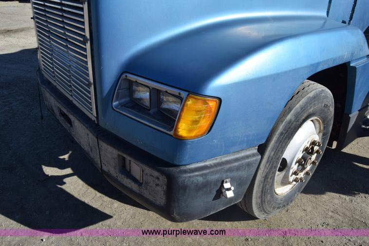 image for item K4286 1990 Freightliner FLD semi truck