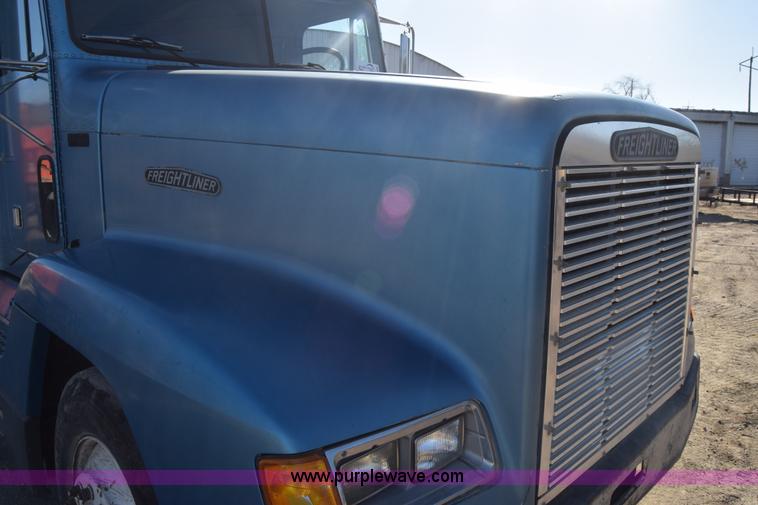 image for item K4286 1990 Freightliner FLD semi truck